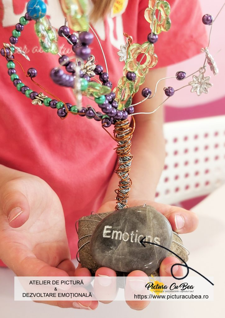 Descoperă cum activitățile de artă pentru copii pot susține motricitatea fină, răbdarea și creativitatea printr-un atelier de lucru cu sârmă și mărgele